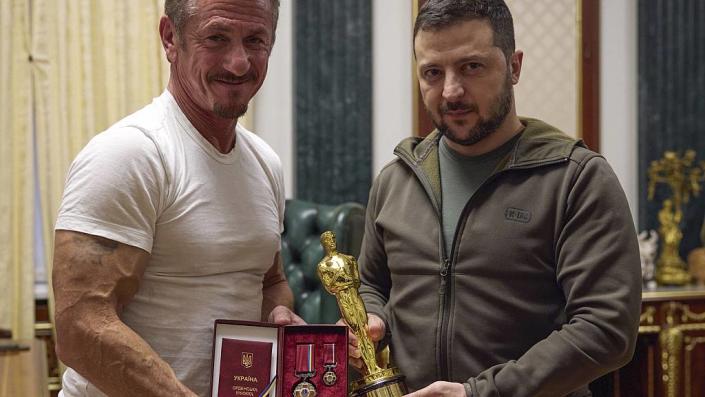 “Oscar” for Zelenskyj: Sean Penn presents the Ukrainian President with a trophy